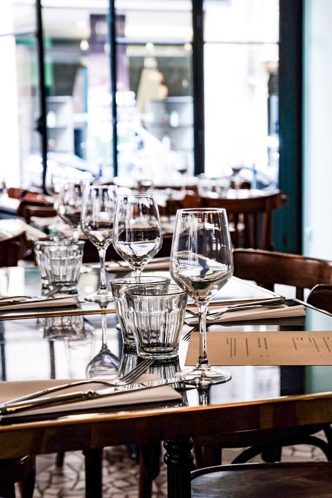 Des tables dressées dans la salle du Bistrot Cheverus