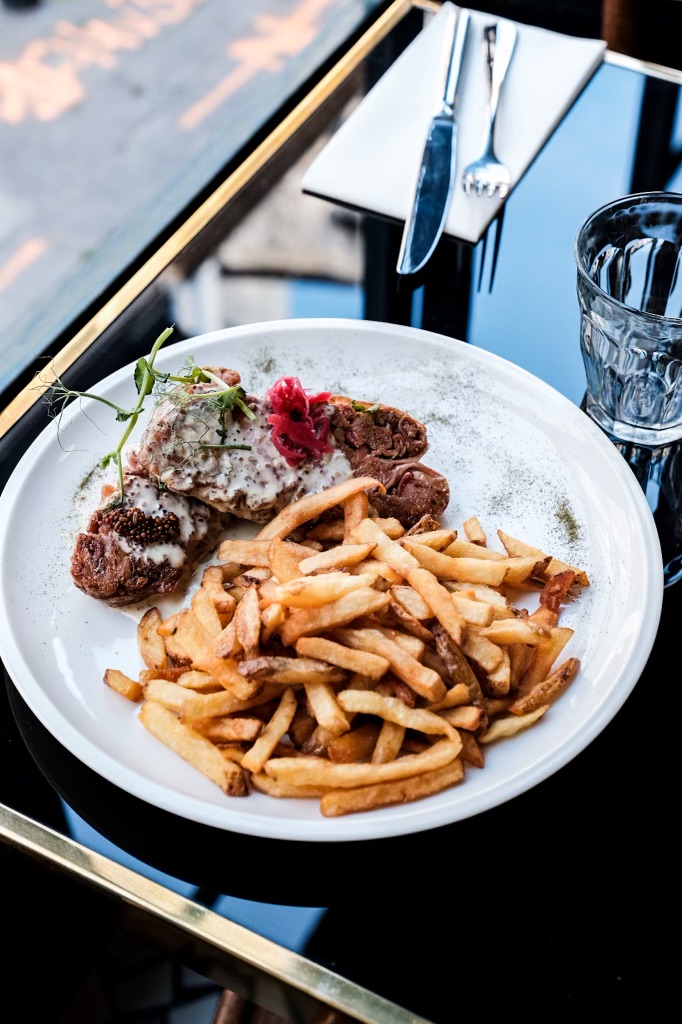 Une assiette de viande accompagnée de frites au Bistrot Cheverus