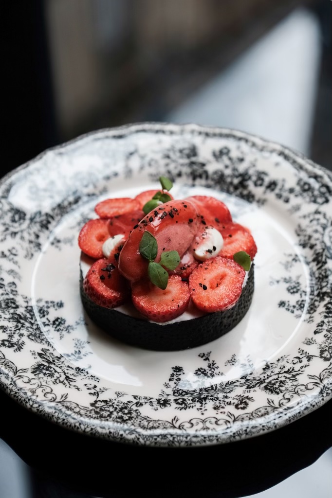Un dessert aux fraises servi au Bistrot Cheverus