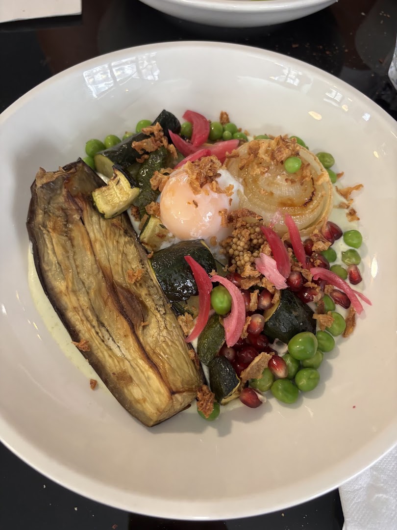 Une assiette de légumes, aubergine et œuf au Bistrot Cheverus