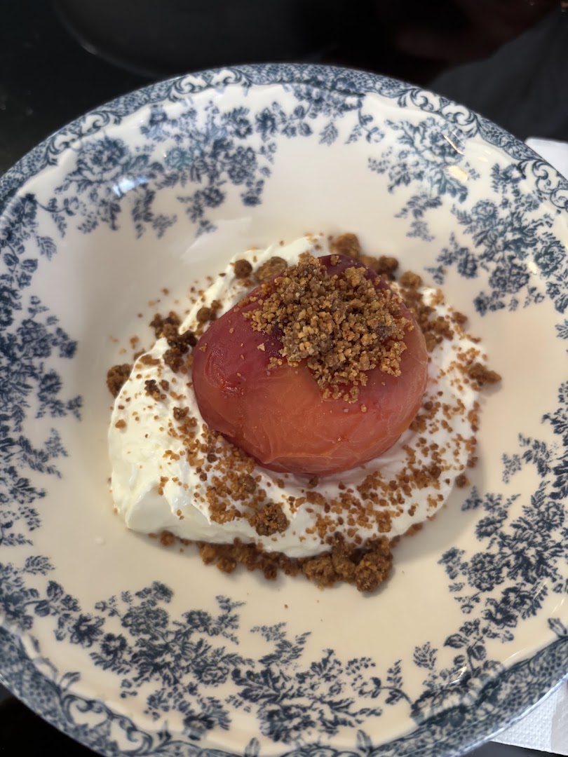 Un dessert aux fruits rouges servi au Bistrot Cheverus